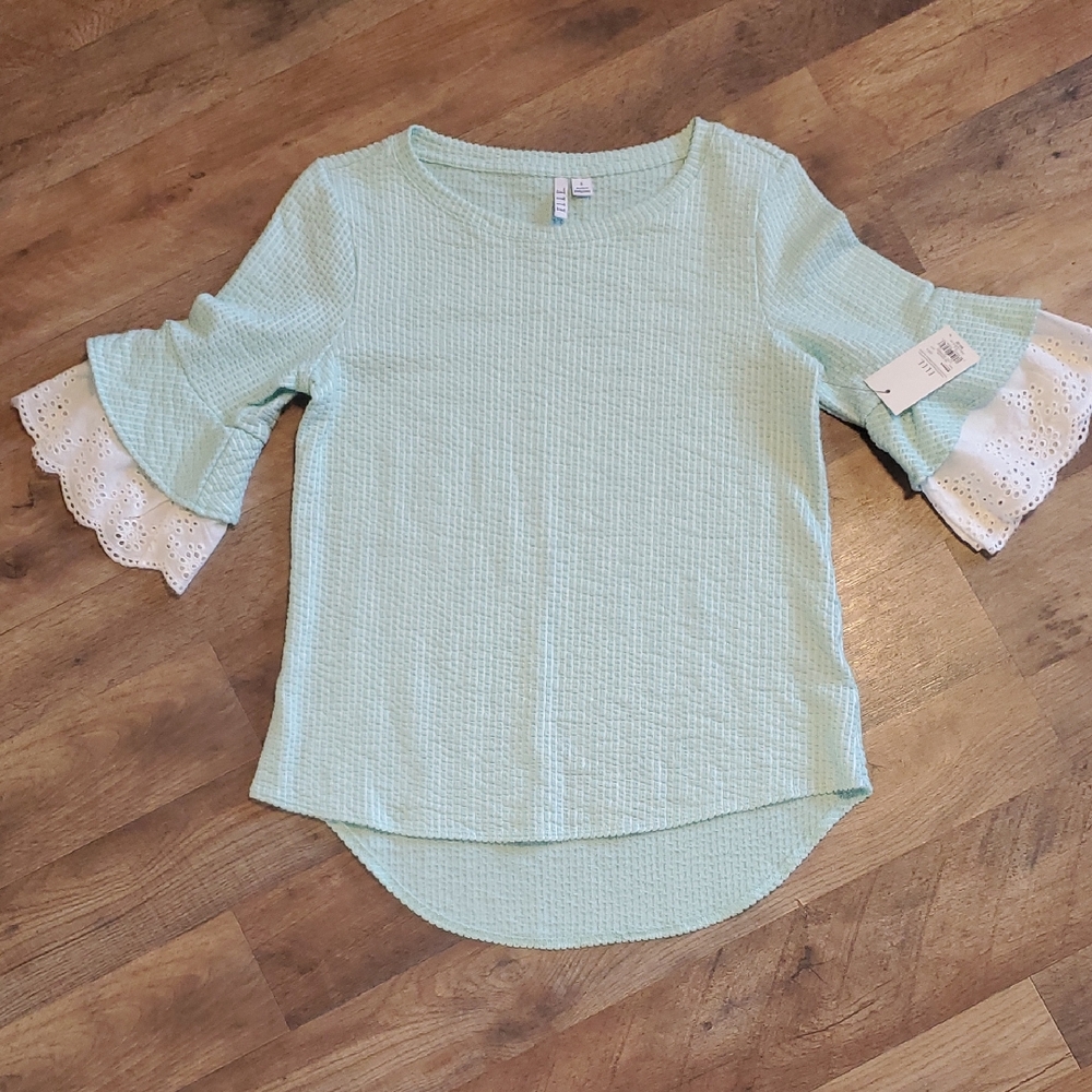 NWT Elle Light Green Small Blouse with White Lace Sleeves